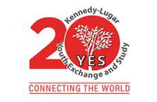 شعار الذكرى العشرين لبرنامج تبادل الشباب والدراسة (YES) 