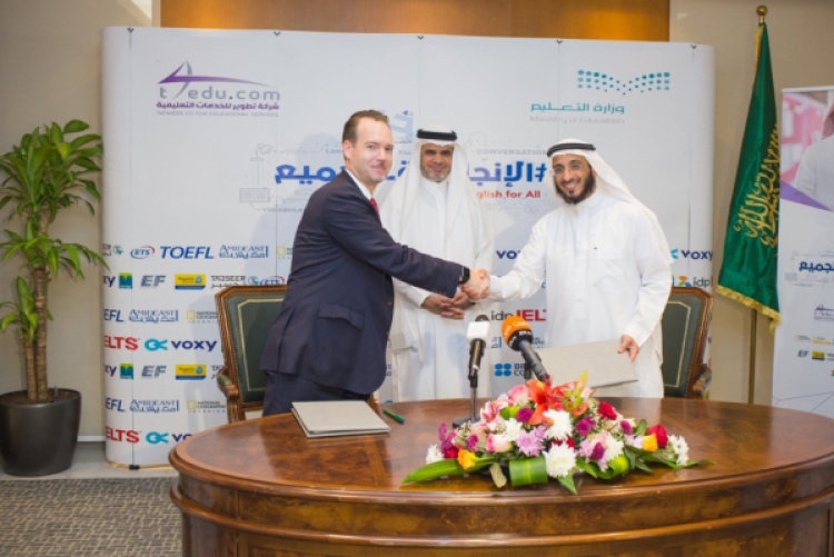 AMIDEAST/Saudi Arabia Country Director Donald Schmidt (left) shakes hands with Tatweer (شركة تطوير للخدمات التعليمية) CEO, Dr. Mohammed AlZaghibi (right), while Minister of Education, H.E. Dr. Ahmed bin Mohammed Al-Issa looks on.