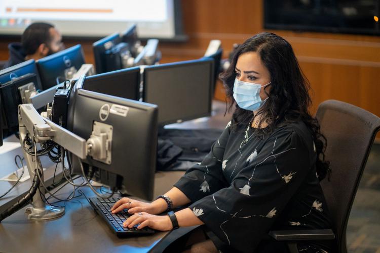 امرأة تعمل على الكمبيوتر
