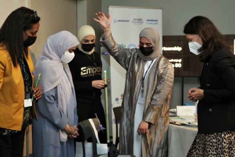 Emirati students in a STEM course at Amideast.