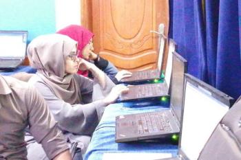 مجموعة من الطالبات اثناء تدريب على مهارات الكمبيوتر