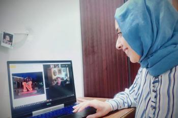 A young woman on her computer in a virtual class