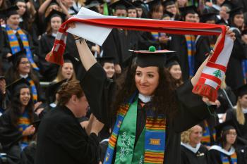الباحثة اللبنانية في DKSSF مروة ميقاتي في حفل تخرجها في Mount Holyoke College