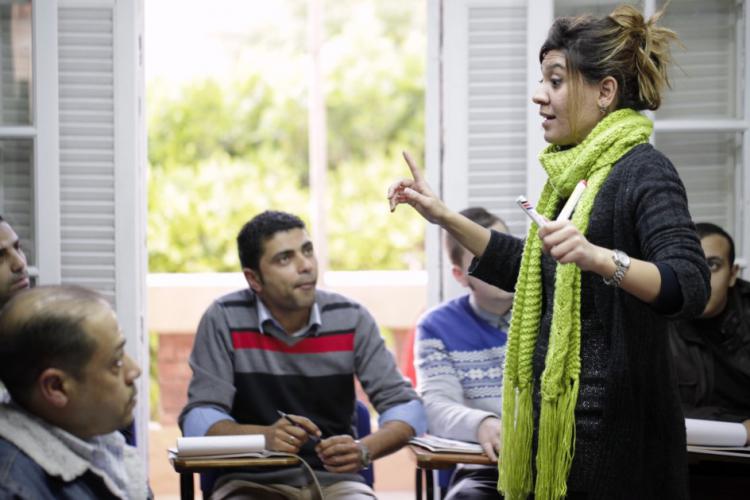 مدرس لغة إنجليزية يتحدث إلى الطلاب في مكتب أمديست الميداني