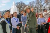 حارس متنزه يتحدث إلى الطلاب في نصب الحرب العالمية الثانية التذكاري في العاصمة واشنطن.