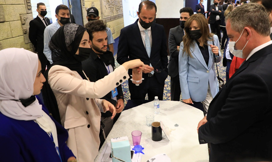 The winners demo their H2O lid to Minister Al Nabulsi (right) at the graduation. Members of the winning team demonstrate to Minister Al Nabulsi (right) how their lightweight lid fits tightly on different sizes of cups for hot and cold drinks, making it ideal for students and workers seeking to protect their clothes, belongings, and themselves from unexpected spills while on the go!