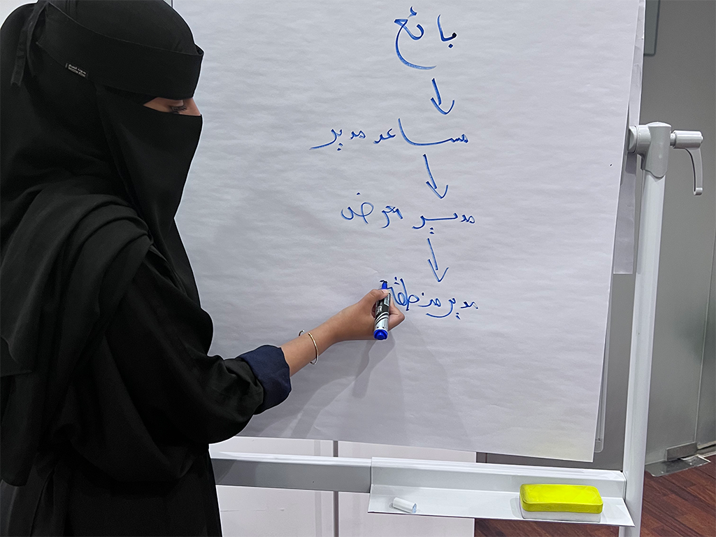 مشارك يكتب ملاحظات الفصل
