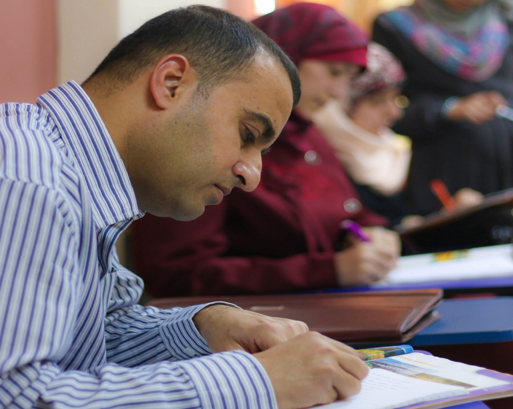 طلاب يقومون باستخدام مواد الدراسة