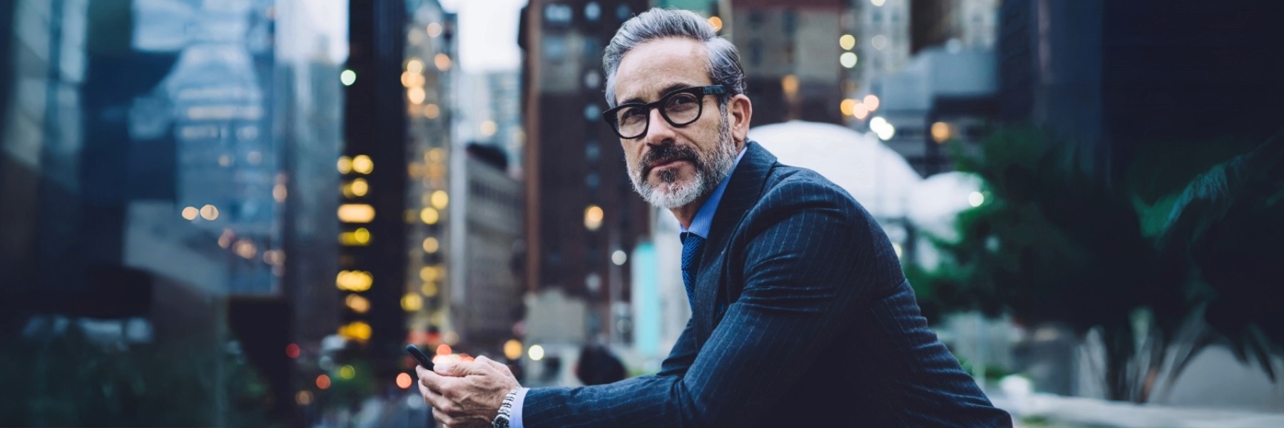  phone against background of city street  TOEIC 