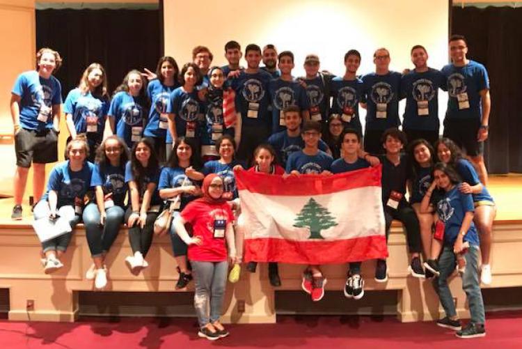 طلاب برنامج YES يحملون العلم اللبناني