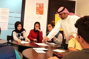 معلم يتحدث إلى الطلاب أثناء تدريب PCELT