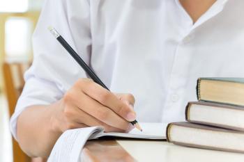 شخص يكتب على ورقة