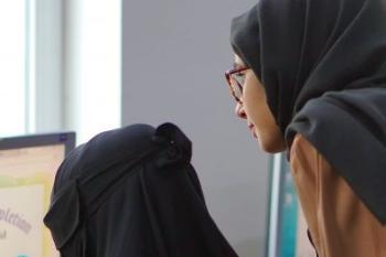 طالبتان تقومان بمكالمة افتراضية
